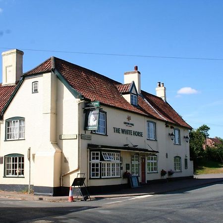 Отель The White Horse Beyton Экстерьер фото
