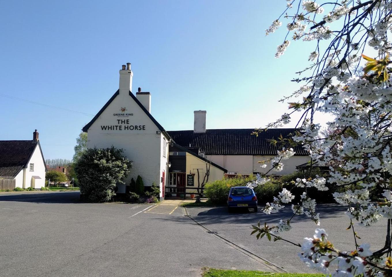 Отель The White Horse Beyton Экстерьер фото